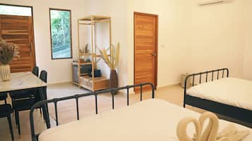 Tomannsrom – deluxe | Safe på rommet, blendingsgardiner og strykejern/-brett