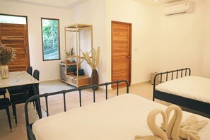 Habitació amb dos llits individuals Deluxe | Caixa forta a l'habitació, cortines opaques i planxa i posts de planxar