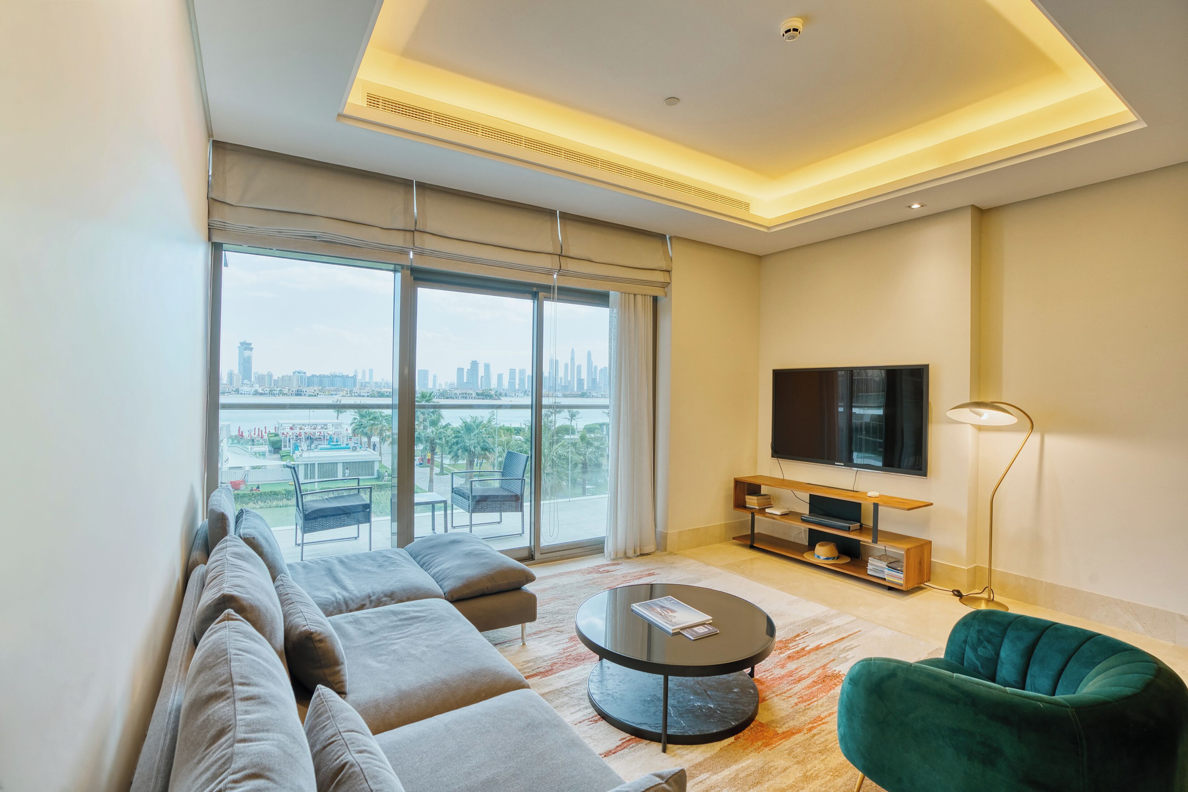 Luxe appartement, meerdere bedden, uitzicht op zee, aan het strand | Woonruimte