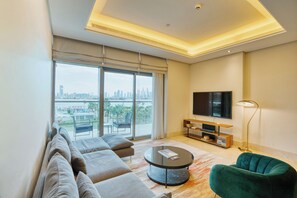 Luxe appartement, meerdere bedden, uitzicht op zee, aan het strand | Woonruimte
