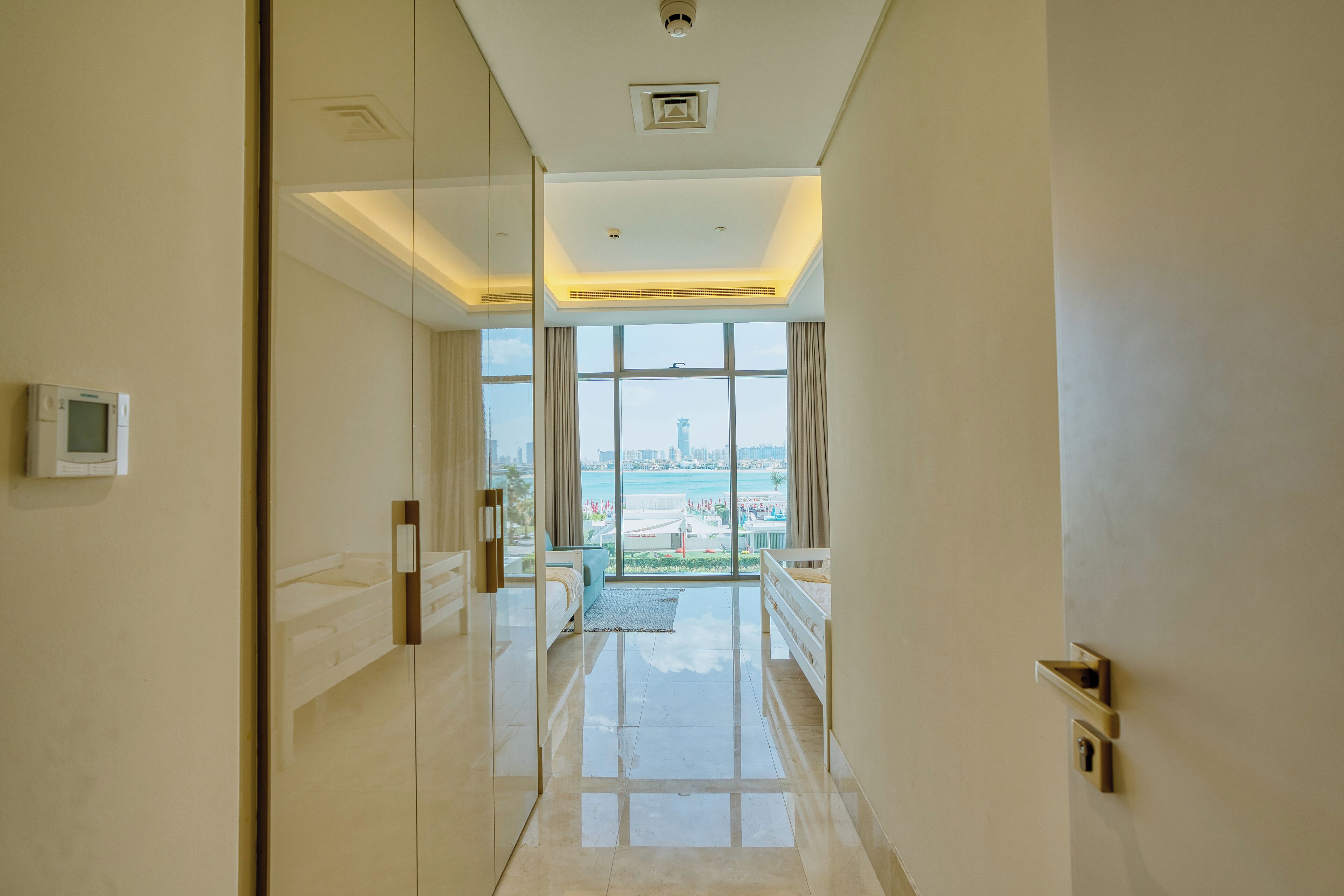 Luxe appartement, meerdere bedden, uitzicht op zee, aan het strand | Een kluis op de kamer, verduisterende gordijnen, geluiddichte muren