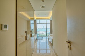 Luxe appartement, meerdere bedden, uitzicht op zee, aan het strand | Een kluis op de kamer, verduisterende gordijnen, geluiddichte muren