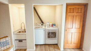 Interior - Peaceful City Retreat for Family & Groups, 3 parking, pet welcome (Seattle)