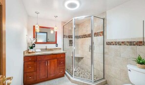Hair dryer, towels, soap, toilet paper - Peaceful City Retreat for Family & Groups, 3 parking, pet welcome (Seattle)