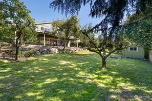 Property grounds - Peaceful City Retreat for Family & Groups, 3 parking, pet welcome (Seattle)