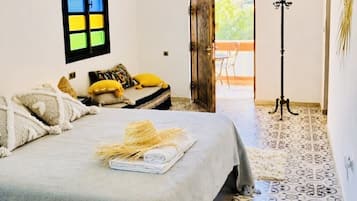 Suite Deluxe, 1 trÚs grand lit, salle de bains privée | Salle de bain | Douche, articles de toilette gratuits, sÚche-cheveux