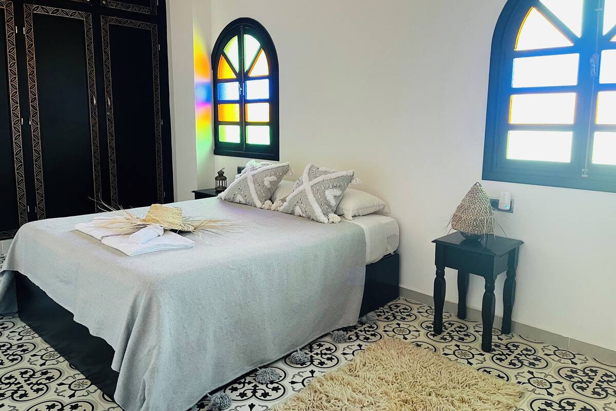 Deluxe-sviitti, 1 suuri parisänky, oma kylpyhuone | Ilmainen Wi-Fi