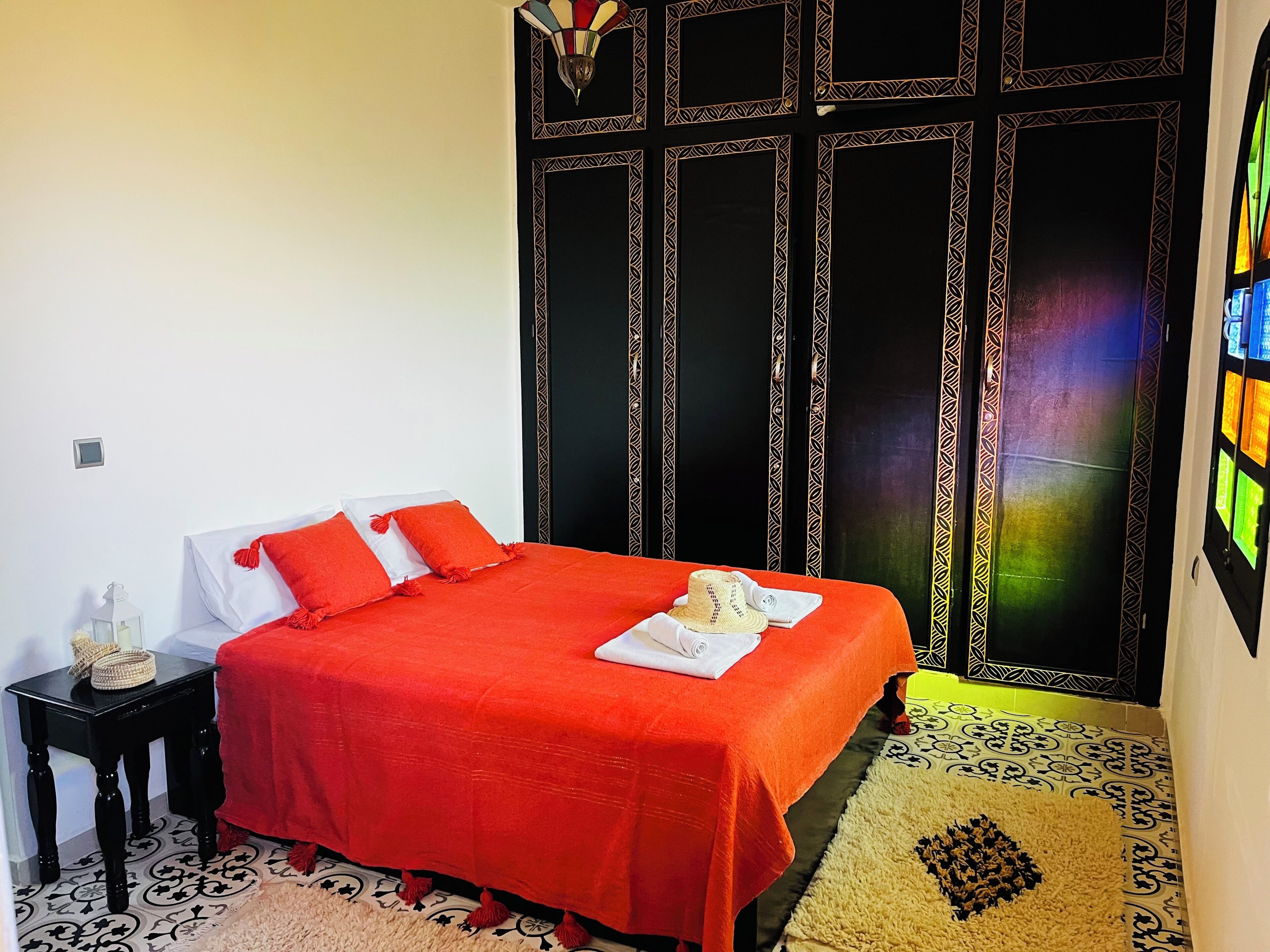 デラックス ダブルルーム キングベッド 1 台 専用バスルーム プールビュー | WiFi (無料)