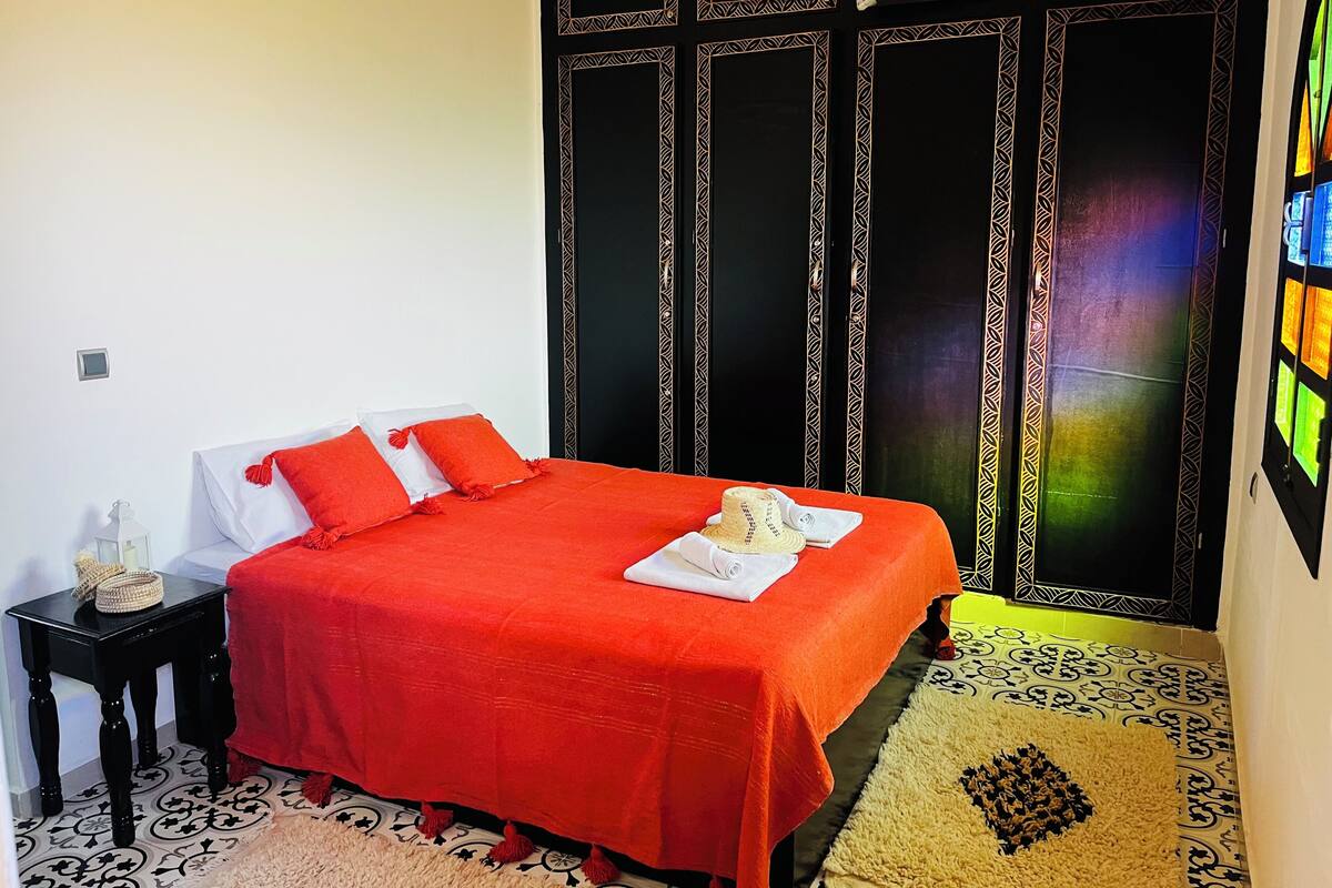 デラックス ダブルルーム キングベッド 1 台 専用バスルーム プールビュー | WiFi (無料)