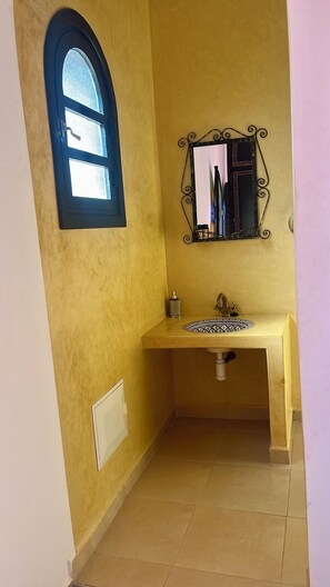 舒适双人房, 1 张特大床, 私人浴室, 泳池景观 | 浴室