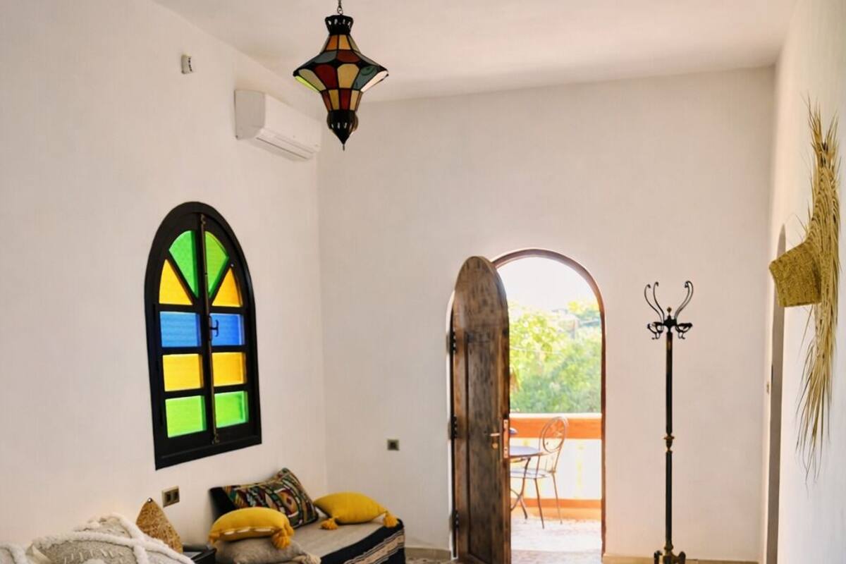 デラックス スイート キングベッド 1 台 専用バスルーム | WiFi (無料)