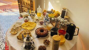 TĂ€gliches inbegriffenes FrĂŒhstĂŒcksbuffet