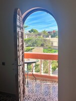 Deluxe Suite, 1 King Bed, Private Bathroom | Interior