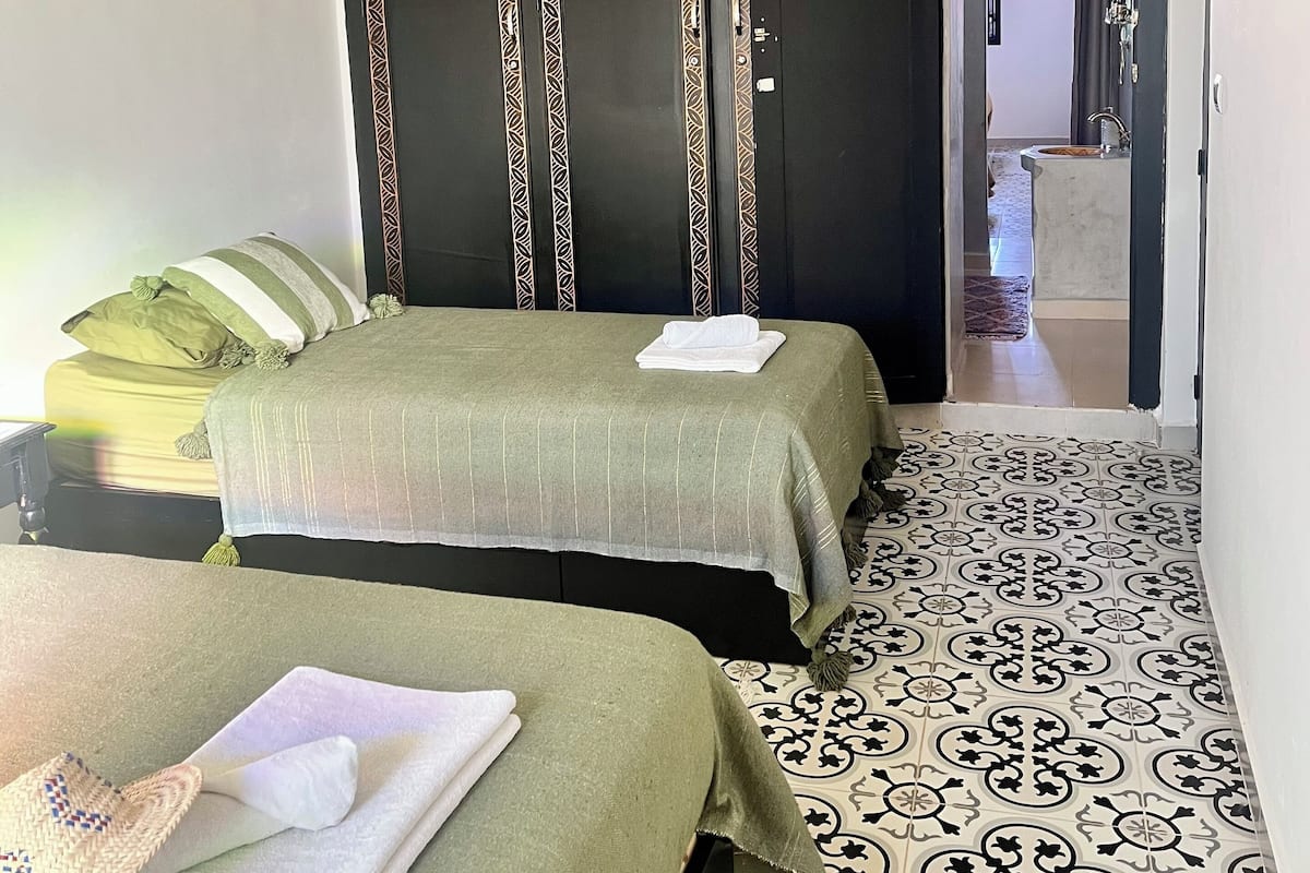 Familierom, privat bad, bassengutsikt | Wi-fi (inkludert)