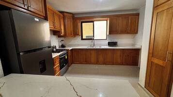 Frigorífico, microondas, horno y placa de cocina