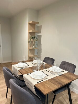 Dining - City Condo Central Manchester Spacious Apartment Local Attractions Gym Parking (Manchester)