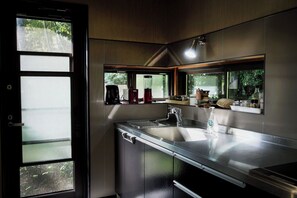 Geladeira, micro-ondas, cooktop, talheres/pratos/utensílios de cozinha