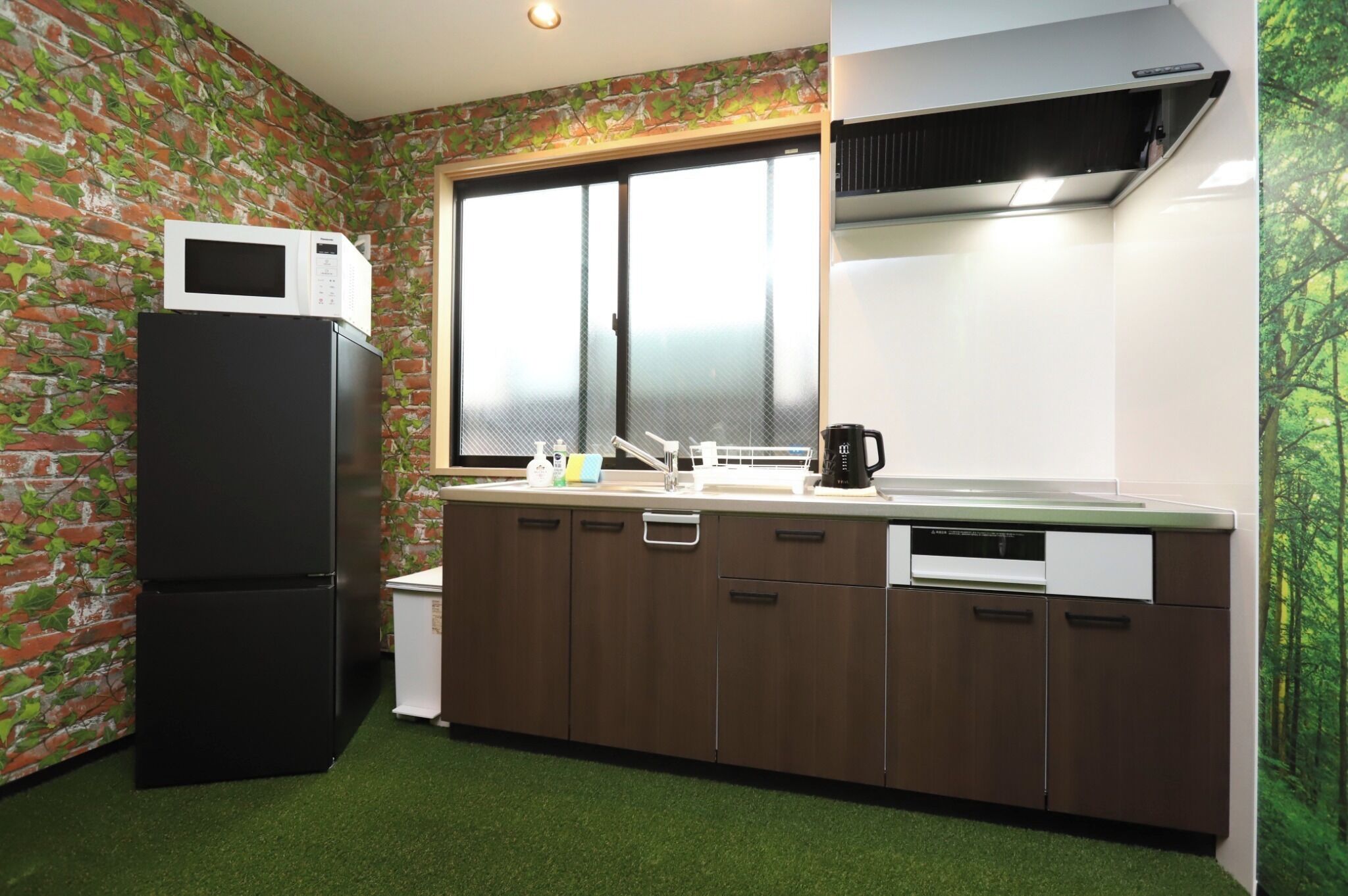 Fridge, microwave, stovetop, cookware/dishes/utensils