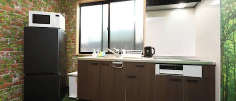 Fridge, microwave, stovetop, cookware/dishes/utensils