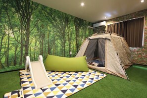 Skrivebord, wi-fi (inkludert) og sengetøy