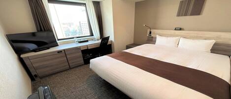 Een bureau, een strijkplank/strijkijzer, gratis wifi, beddengoed