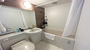 Een haardroger, handdoeken