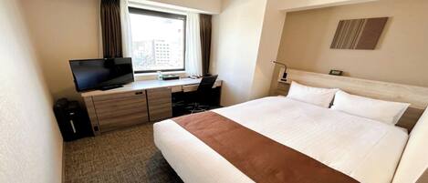 Een bureau, een strijkplank/strijkijzer, gratis wifi, beddengoed