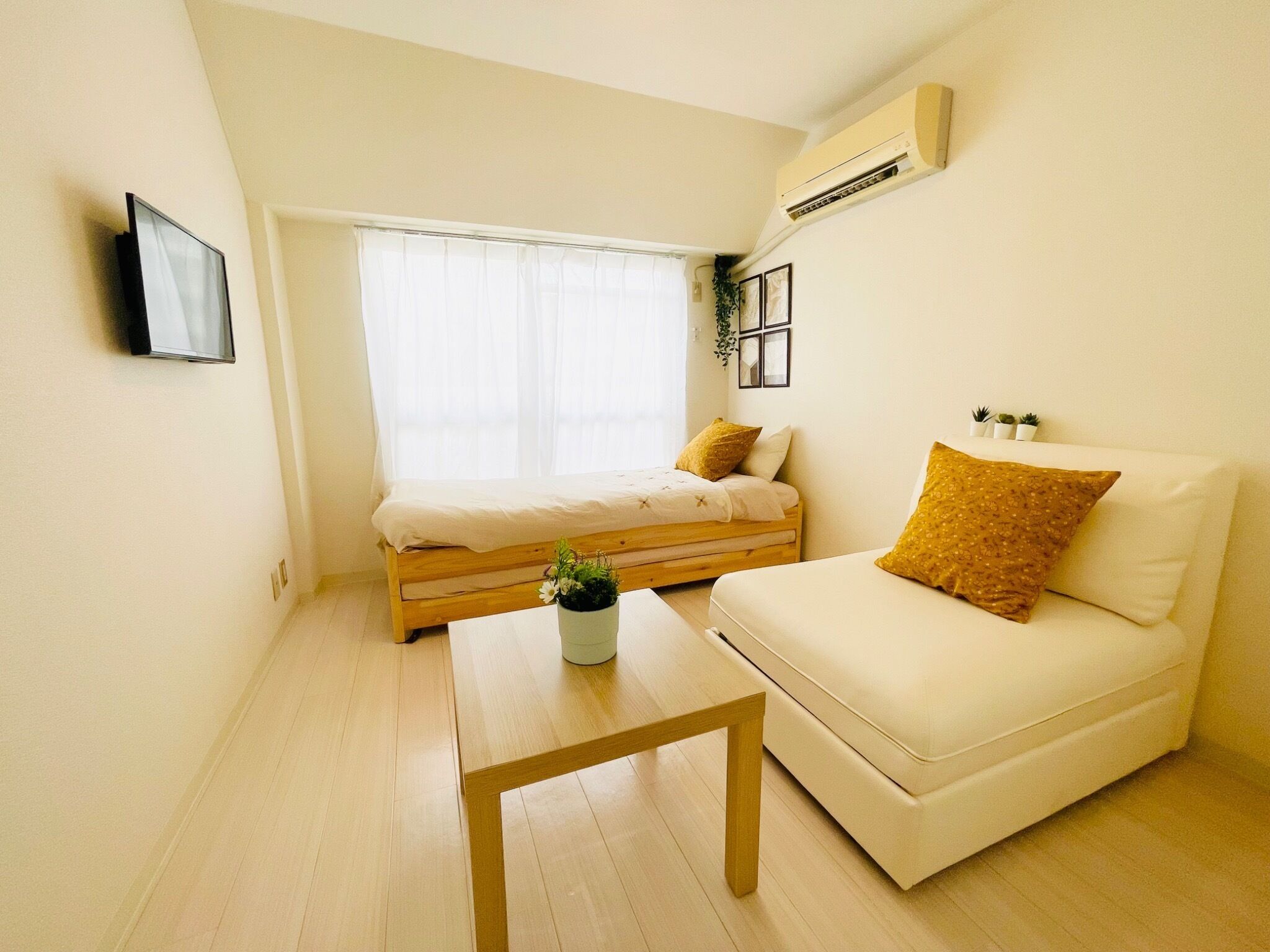 Iron/ironing board, bed sheets