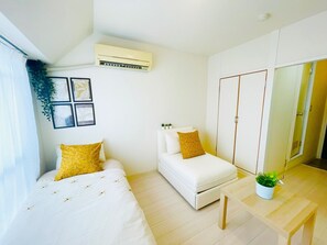 Een strijkplank/strijkijzer, beddengoed