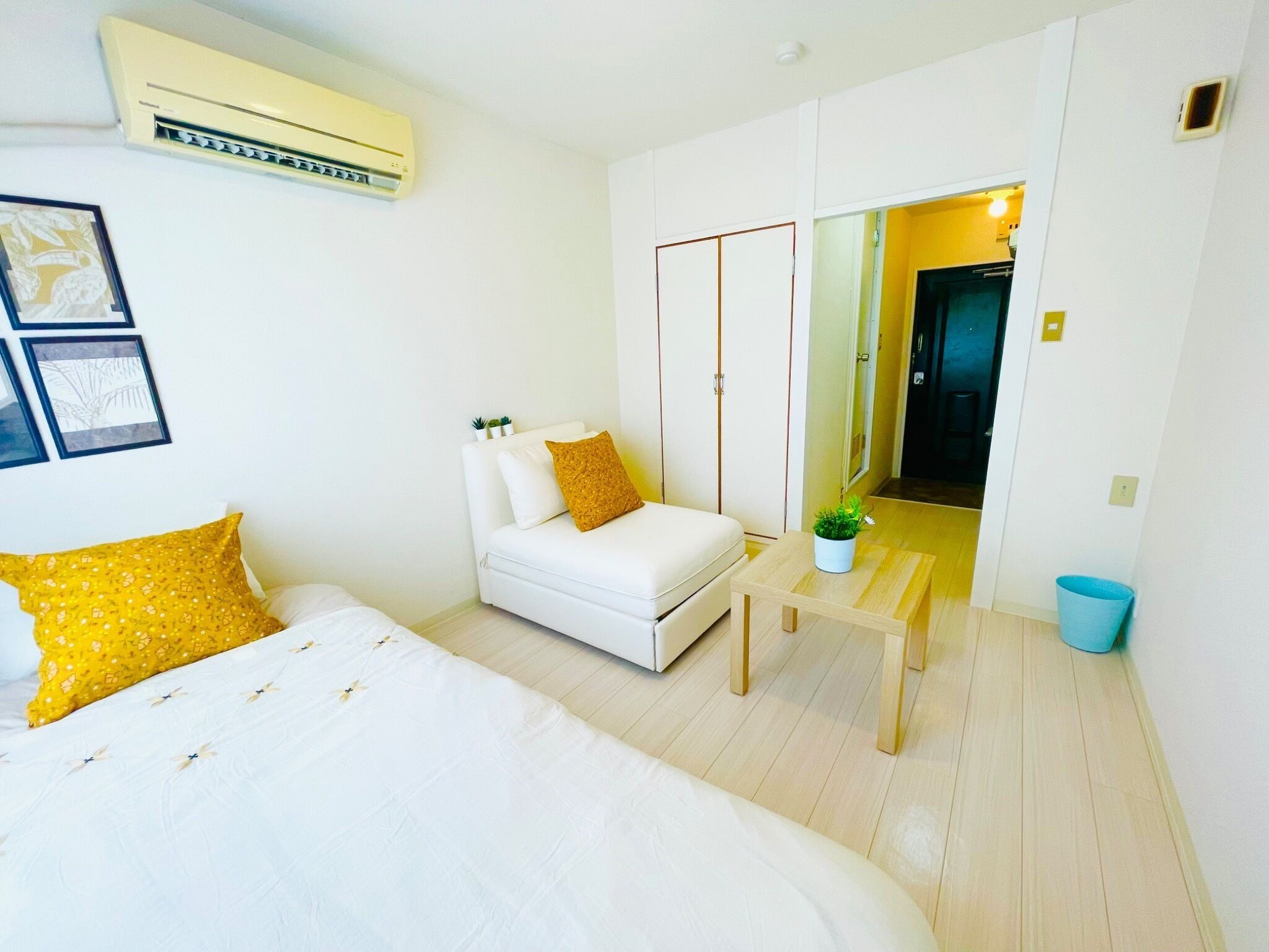 Iron/ironing board, bed sheets