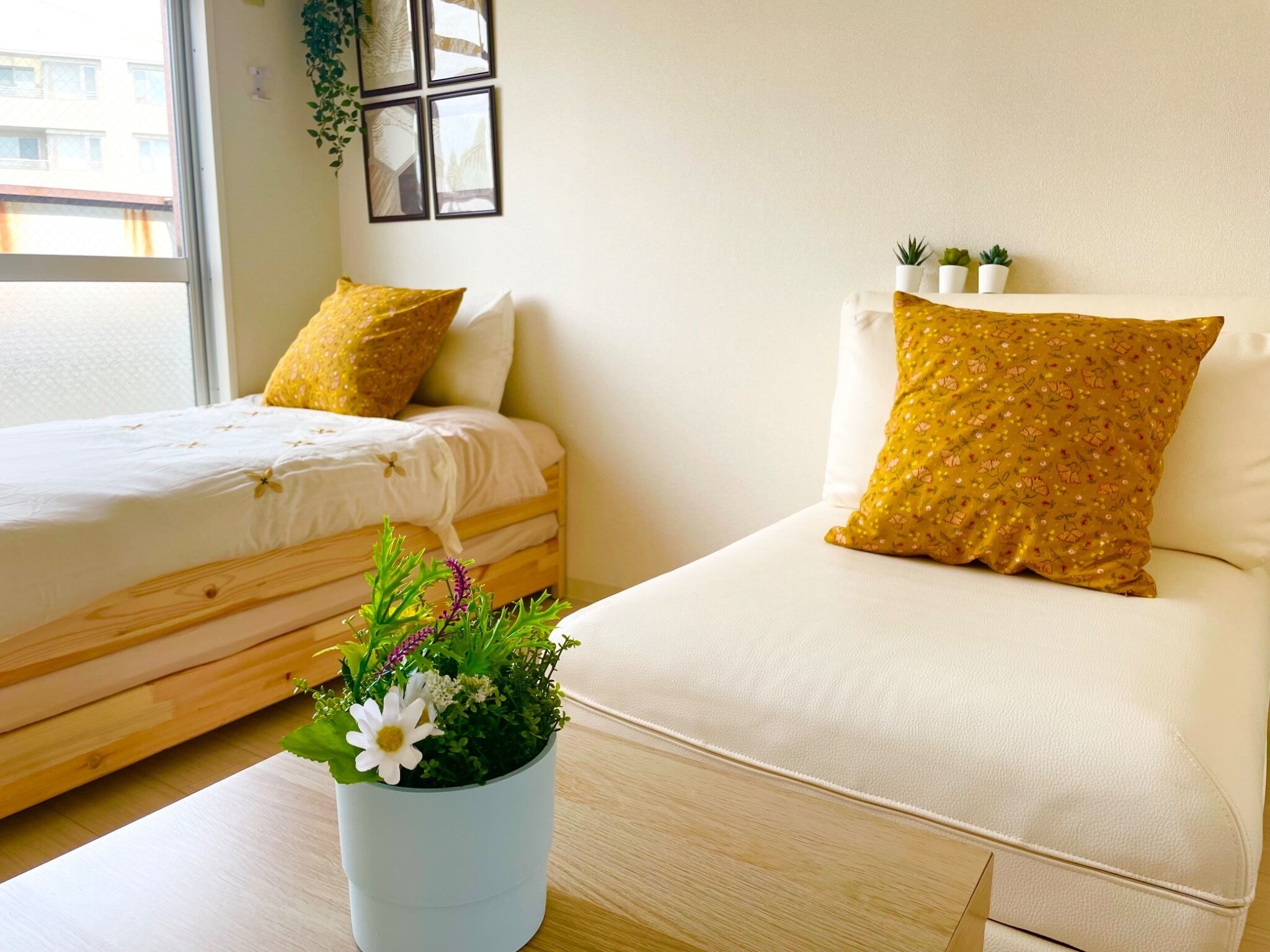 Een strijkplank/strijkijzer, beddengoed