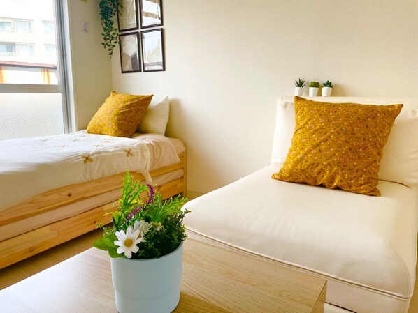 Iron/ironing board, bed sheets