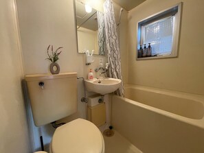 Een haardroger, handdoeken