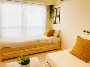 Iron/ironing board, bed sheets