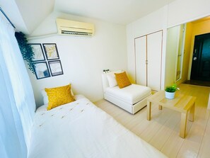 Strykjärn/strykbräda och sängkläder