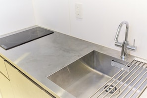 Kühlschrank, Mikrowelle, Herdplatte, Kochgeschirr/Geschirr/Besteck