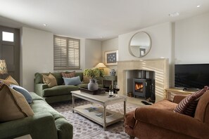 TV, fireplace - Beautifully presented dog friendly holiday home - The Fleece House (Stow-on-the-Wold)