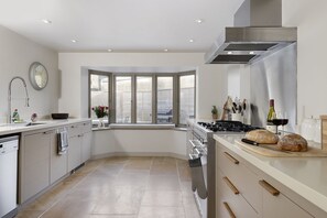 Fridge, microwave, oven, stovetop - Beautifully presented dog friendly holiday home - The Fleece House (Stow-on-the-Wold)