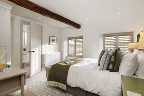 Desk, iron/ironing board, travel cot, WiFi - Beautifully presented dog friendly holiday home - The Fleece House (Stow-on-the-Wold)
