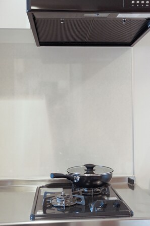 Fridge, microwave, cookware/dishes/utensils, dining tables - Grand Pacific 戎本町1｜大国町駅3分｜グレーのモダンカップルスイート（バスタブ付） (Osaka)