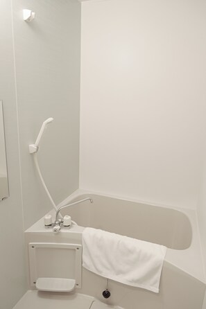 Sèche-cheveux, bidet, serviettes fournies, savon