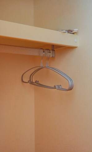 A metal hanger attached to a wall-mounted shelf. - Grand Pacific 戎本町1｜大国町駅3分｜グレーのモダンカップルスイート（バスタブ付） (Osaka)
