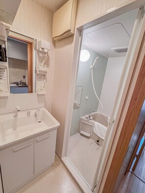 Hair dryer, bidet, towels, soap - Grand Pacific 戎本町1｜大国町駅3分｜グレーのモダンカップルスイート（バスタブ付） (Osaka)
