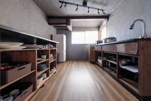 Refrigerador, microondas, parrilla de estufa y utensilios de cocina 