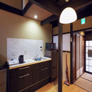 Fridge, microwave, cookware/dishes/utensils - Nonsmoking Rinn Nishiwakamatsu for 2 person Room only / Kyoto City Kyōto (Kyoto City)