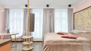 Een slaapkamer met een bed, een bureau en een stoel.