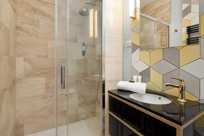 Shower, hair dryer, towels, shampoo - Stylish Studio | Heart of the Old Town, Close to Attractions (Gdańsk)