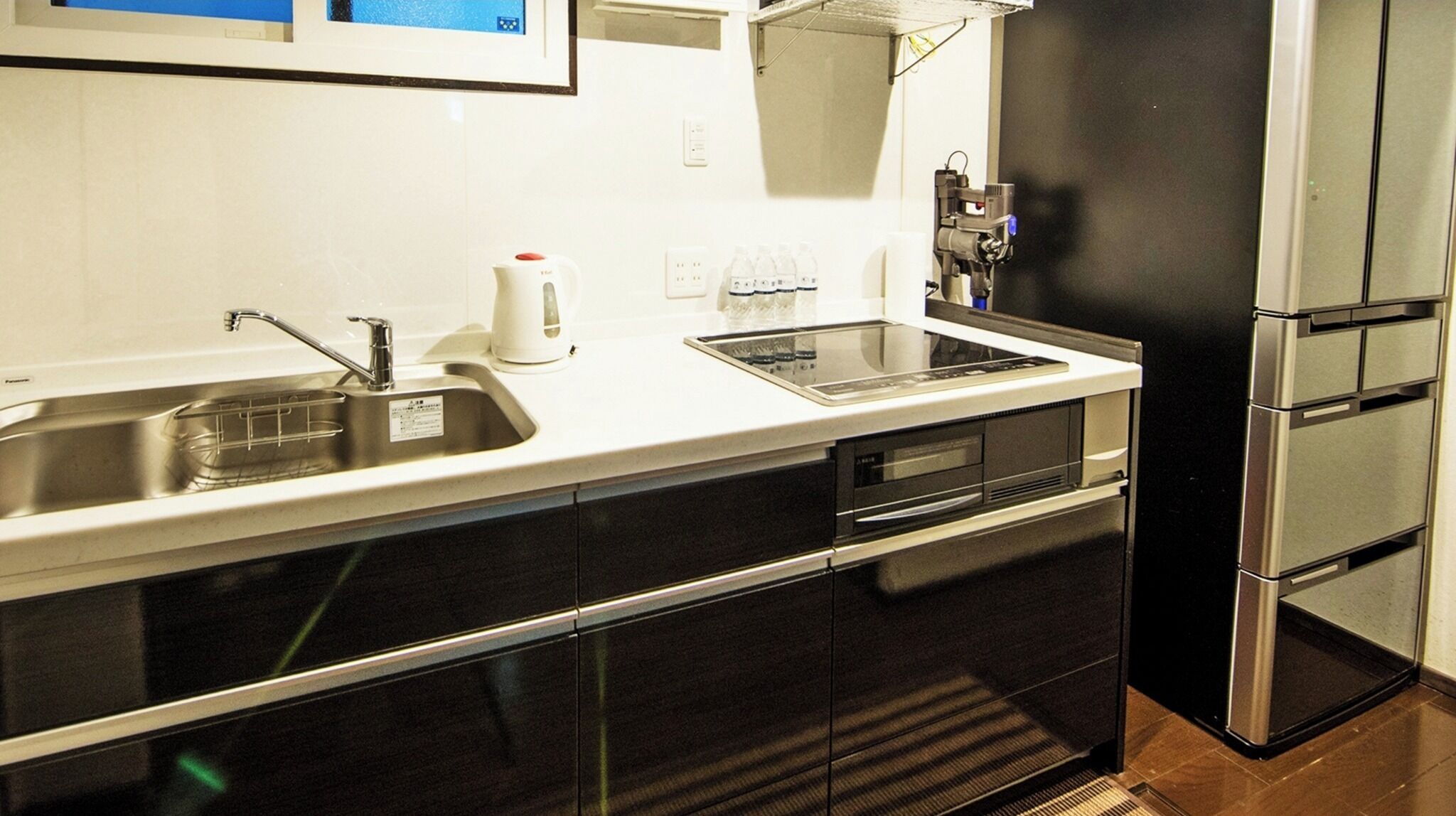 Refrigerador, microondas y utensilios de cocina 