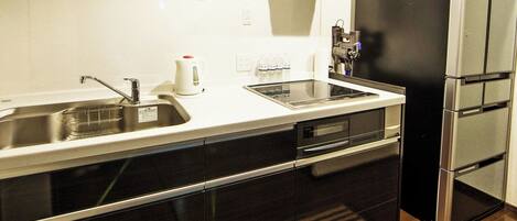 Refrigerador, microondas y utensilios de cocina