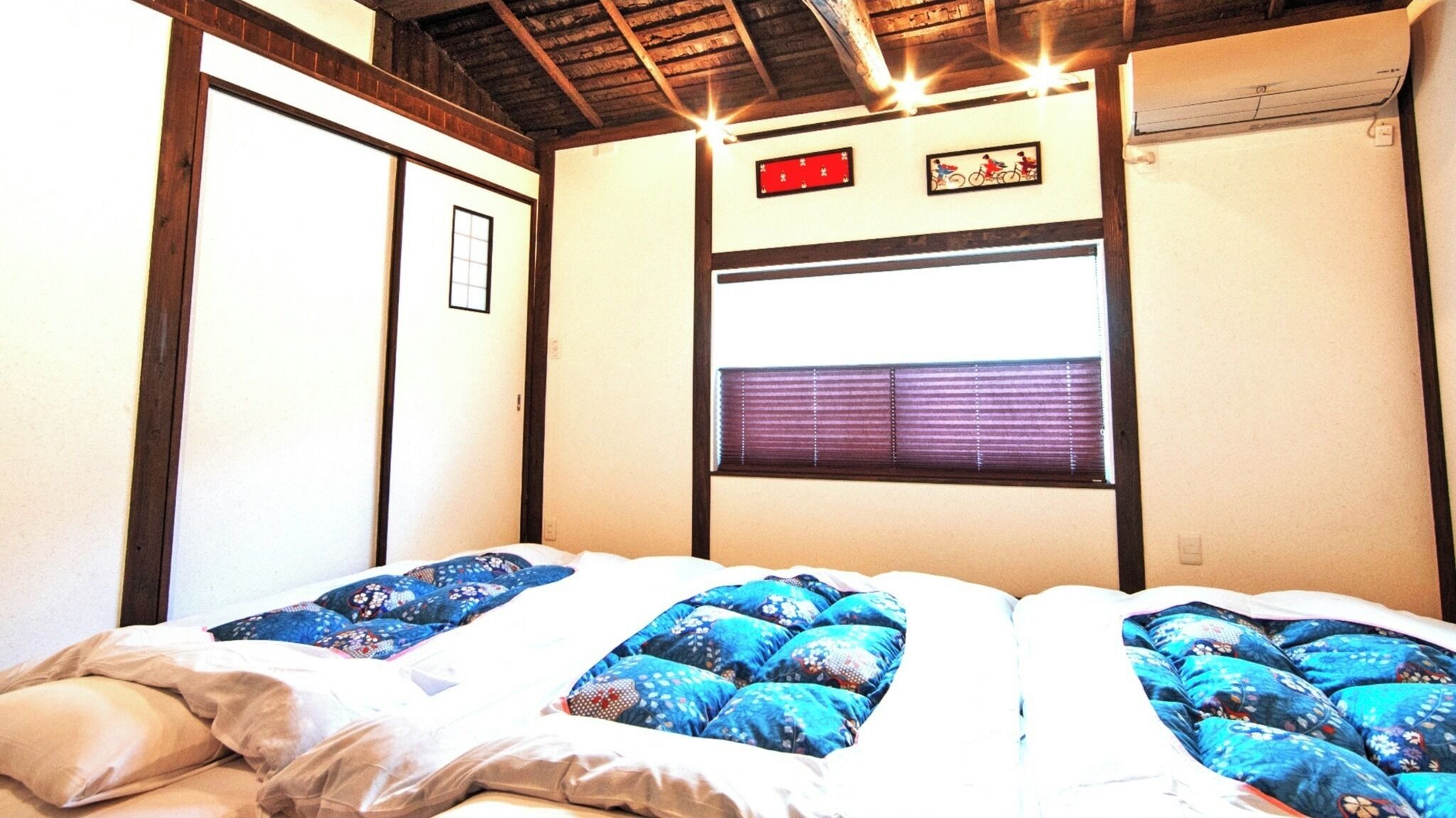 Una scrivania, Wi-Fi gratuito, lenzuola